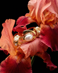 Bracelet MARA doré posé sur des fleurs d’iris – Mad About