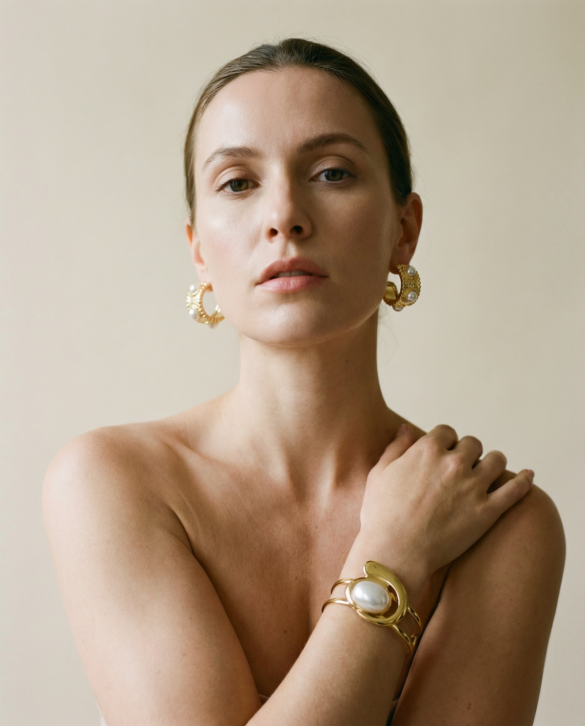Bracelet MARA porté avec les boucles d’oreilles MARA, vendues séparément