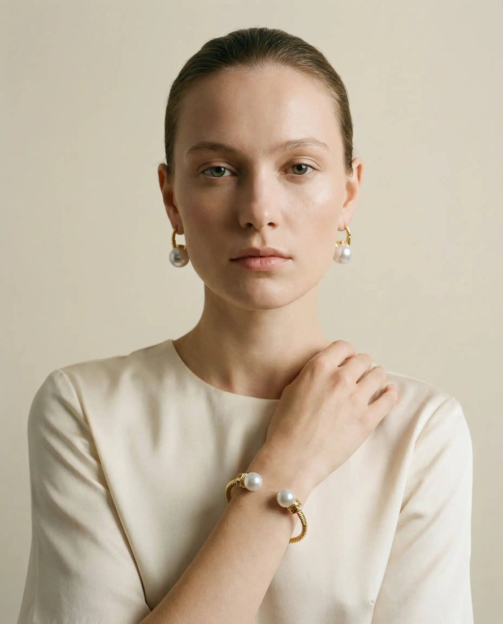 Bracelet PEARL porté avec les créoles PEARL, vendues séparément
