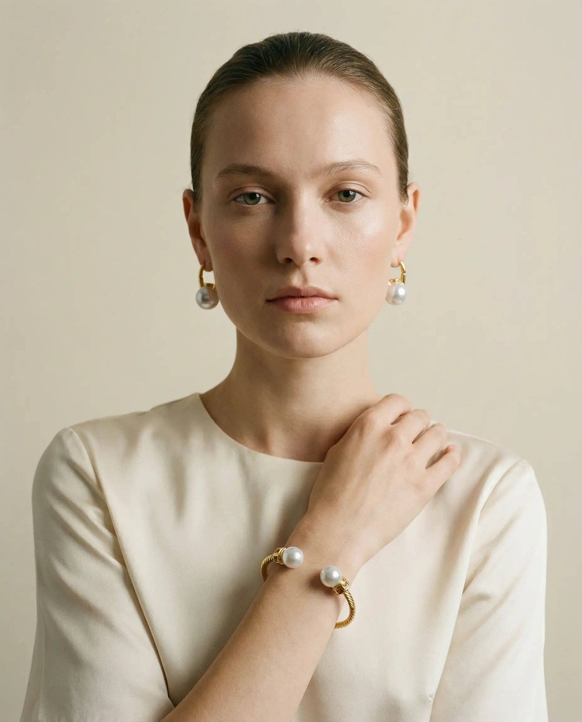 Bracelet PEARL porté avec les créoles PEARL, vendues séparément
