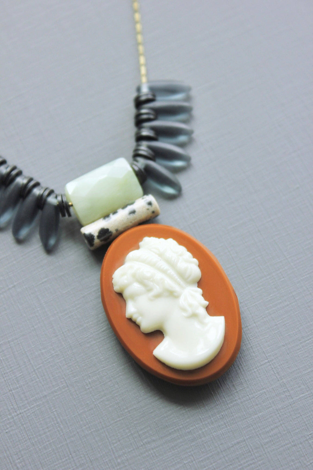 CAMÉE, collier vintage en jaspe, jade et verre – MAD ABOUT