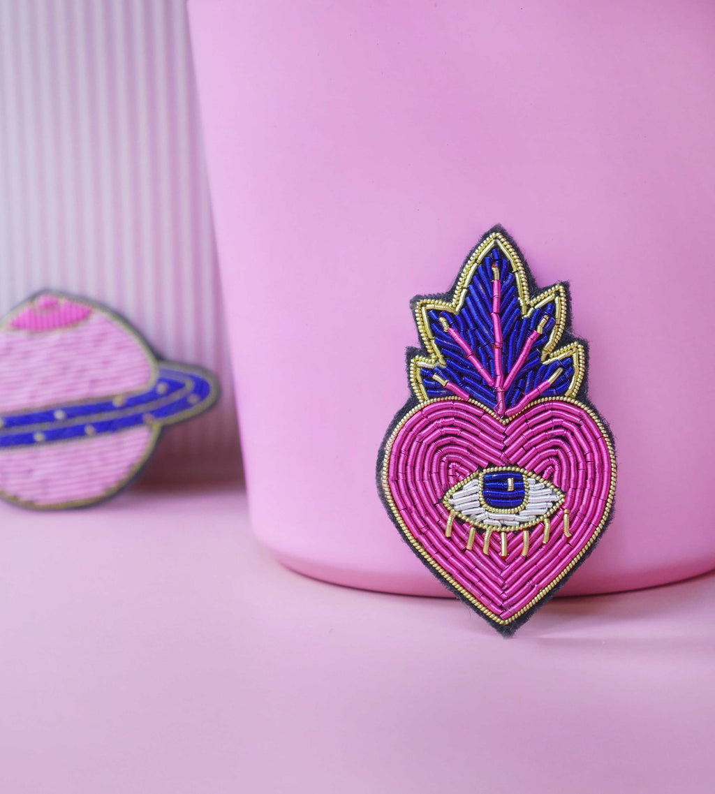 EX VOTO PINK, broche cœur brodée à la main – MAD ABOUT