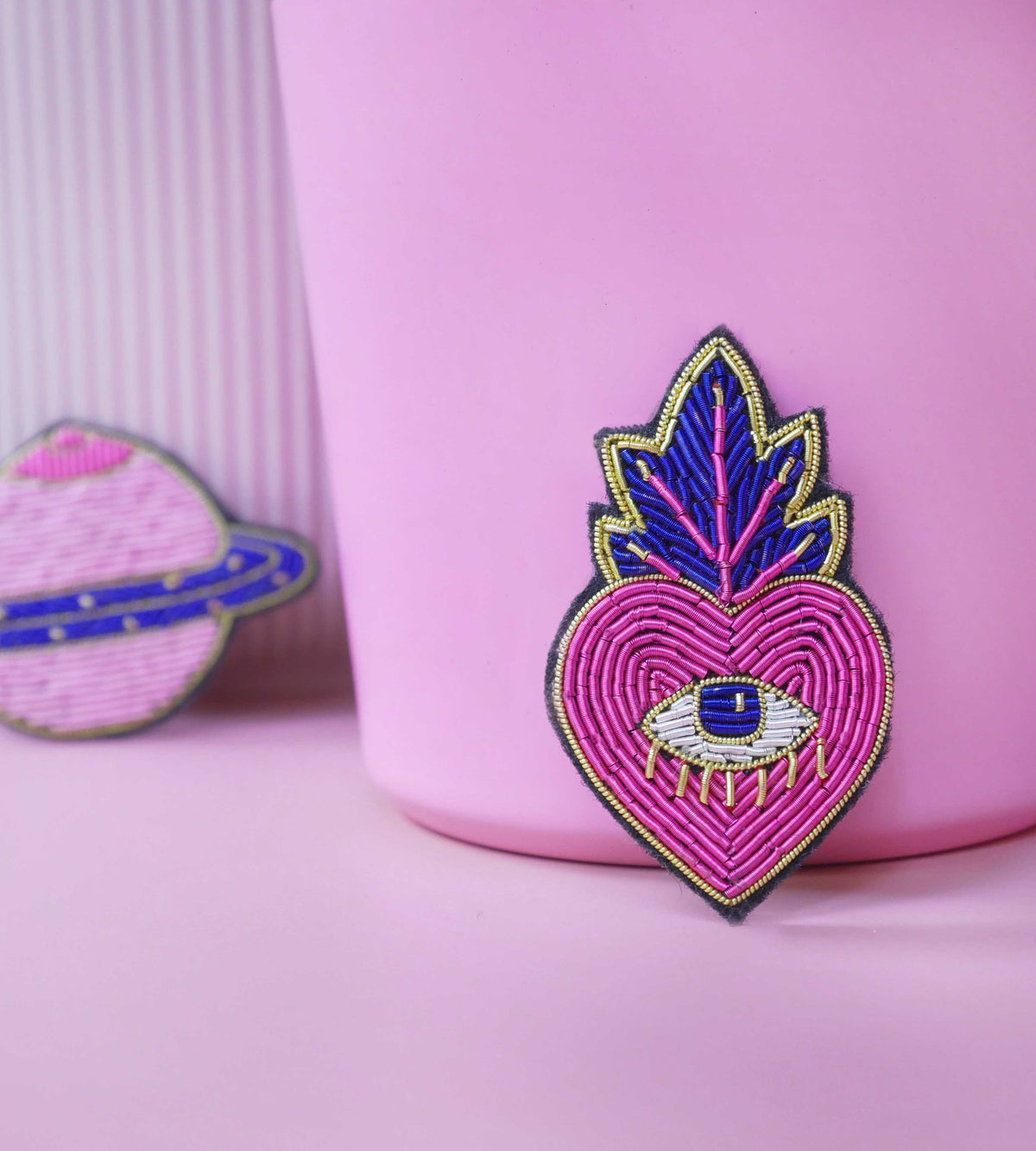 EX VOTO PINK, broche cœur brodée à la main – MAD ABOUT