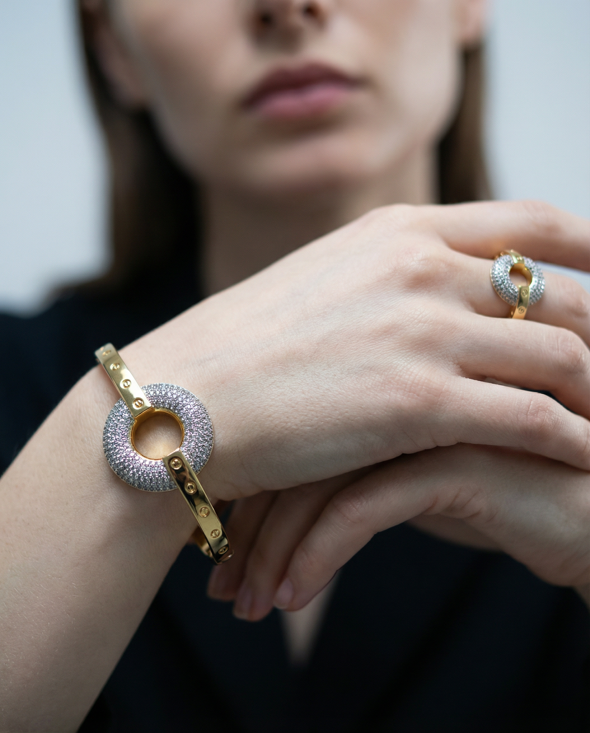 Bracelet ORBIT porté avec la bague ORBIT, vendue séparément