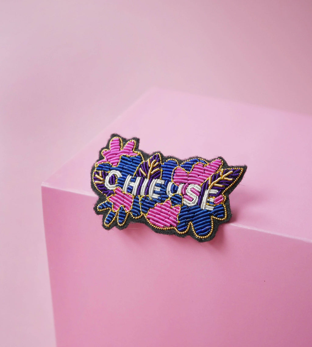CHIEUSE, broche message brodée à la main – MAD ABOUT