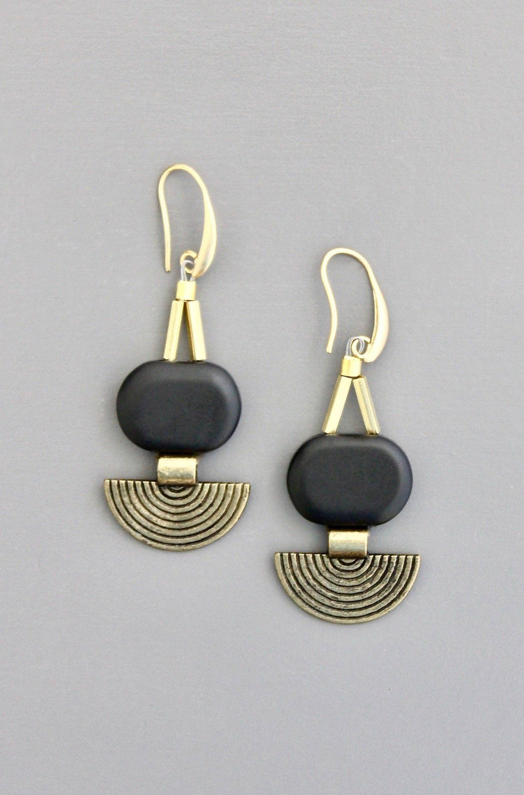 NOIR ABSOLU, boucles d’oreilles en agate noire et laiton – MAD ABOUT