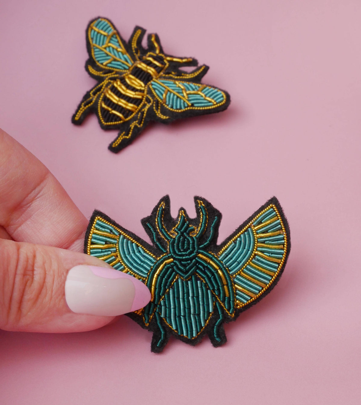SCARABÉE, broche brodée à la main – MAD ABOUT