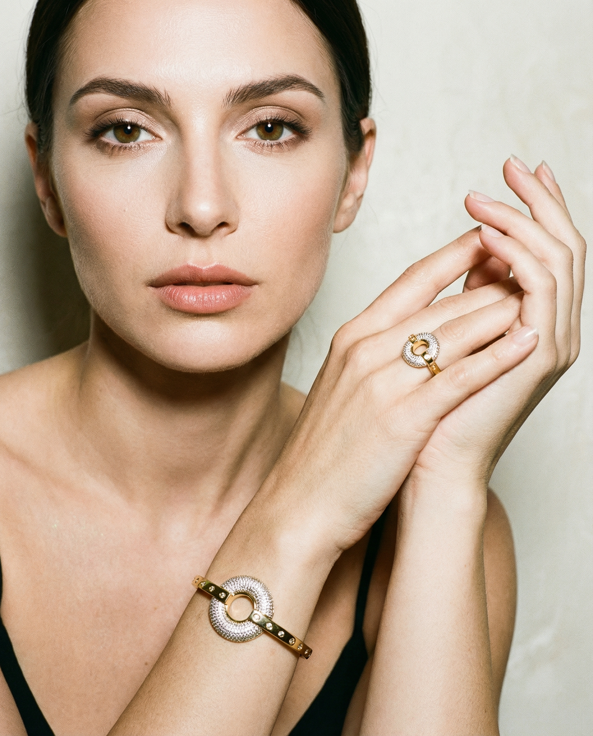 Bague ORBIT portée avec le bracelet ORBIT, vendu séparément