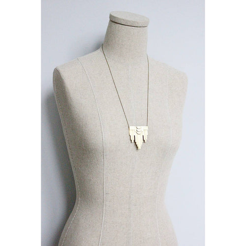 Collier FAÇADE avec pendentif en laiton, photographie fournisseur 2