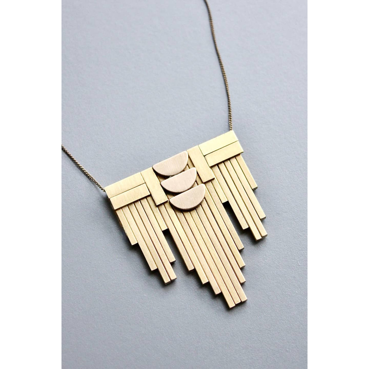 Collier FAÇADE avec pendentif en laiton, photographie fournisseur 3