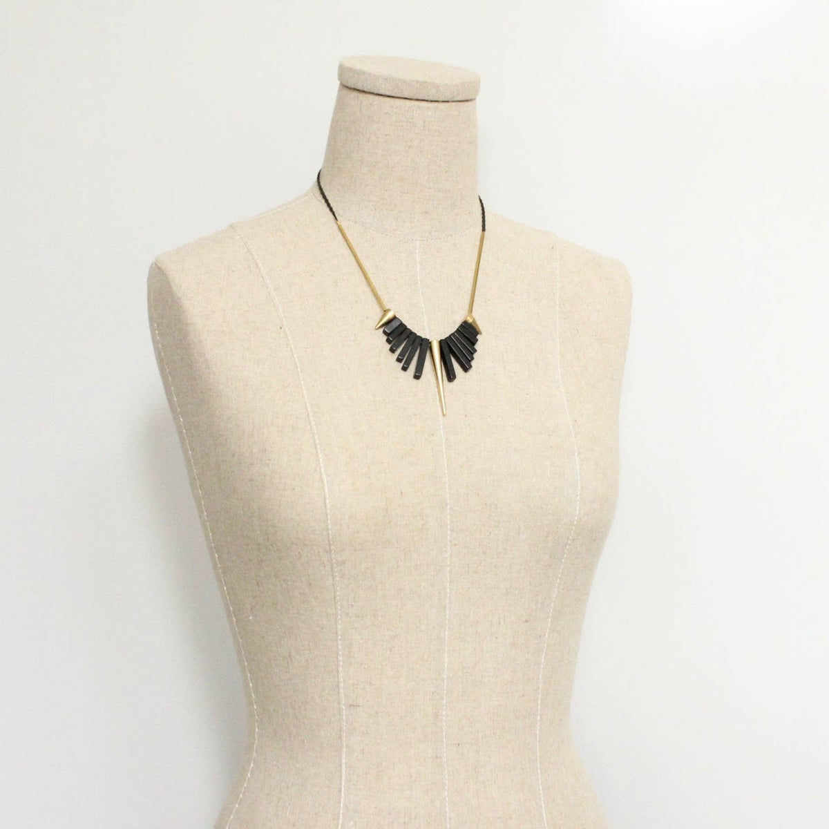 Collier ONYX en agate noire et laiton, photographie fournisseur 2