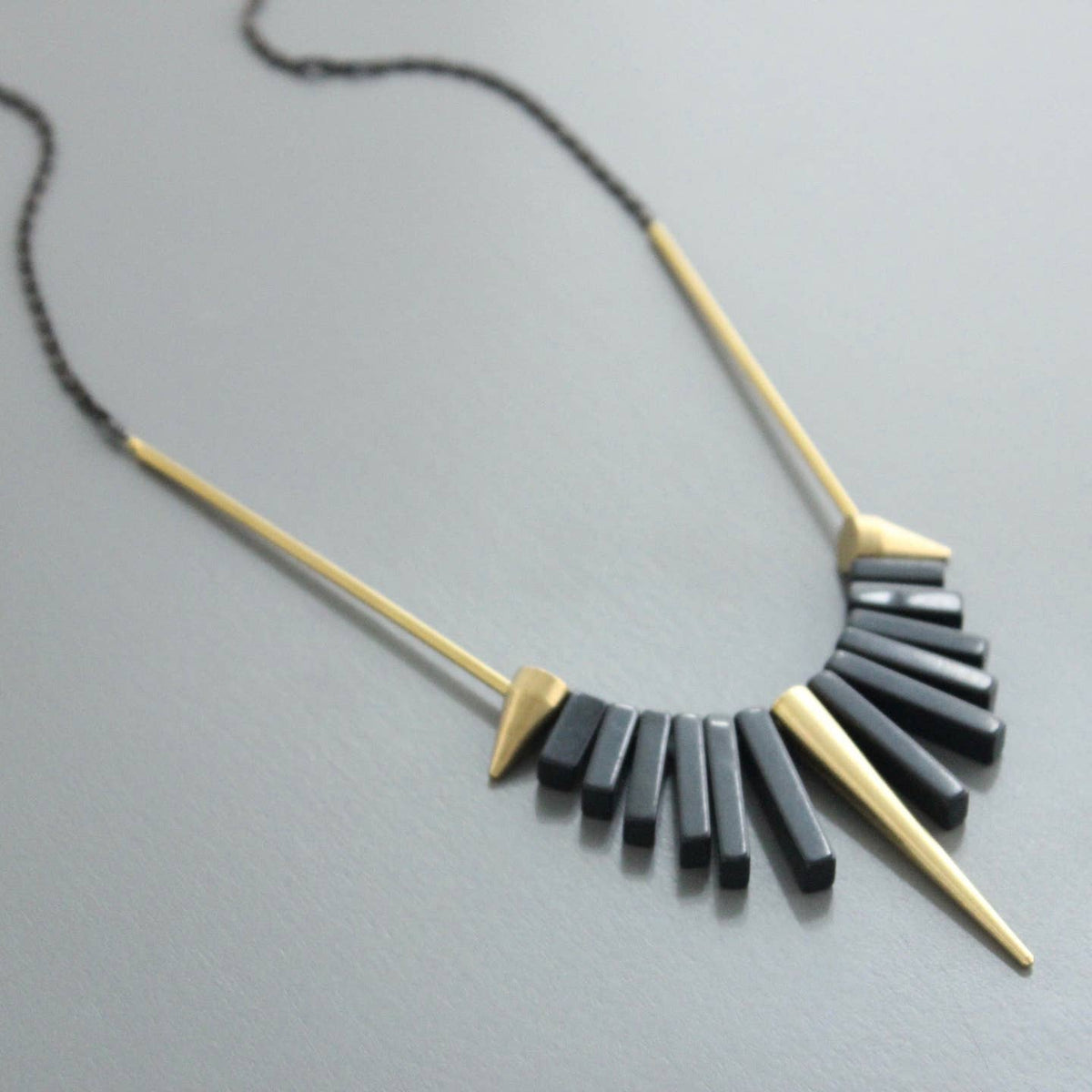 Collier ONYX en agate noire et laiton, photographie fournisseur 3