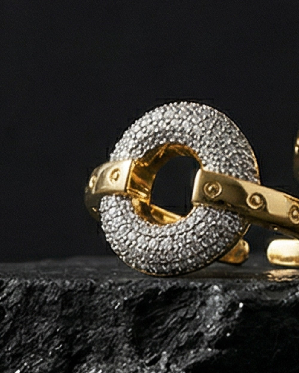 Bague ORBIT dorée au motif circulaire façon pavé – Mad About
