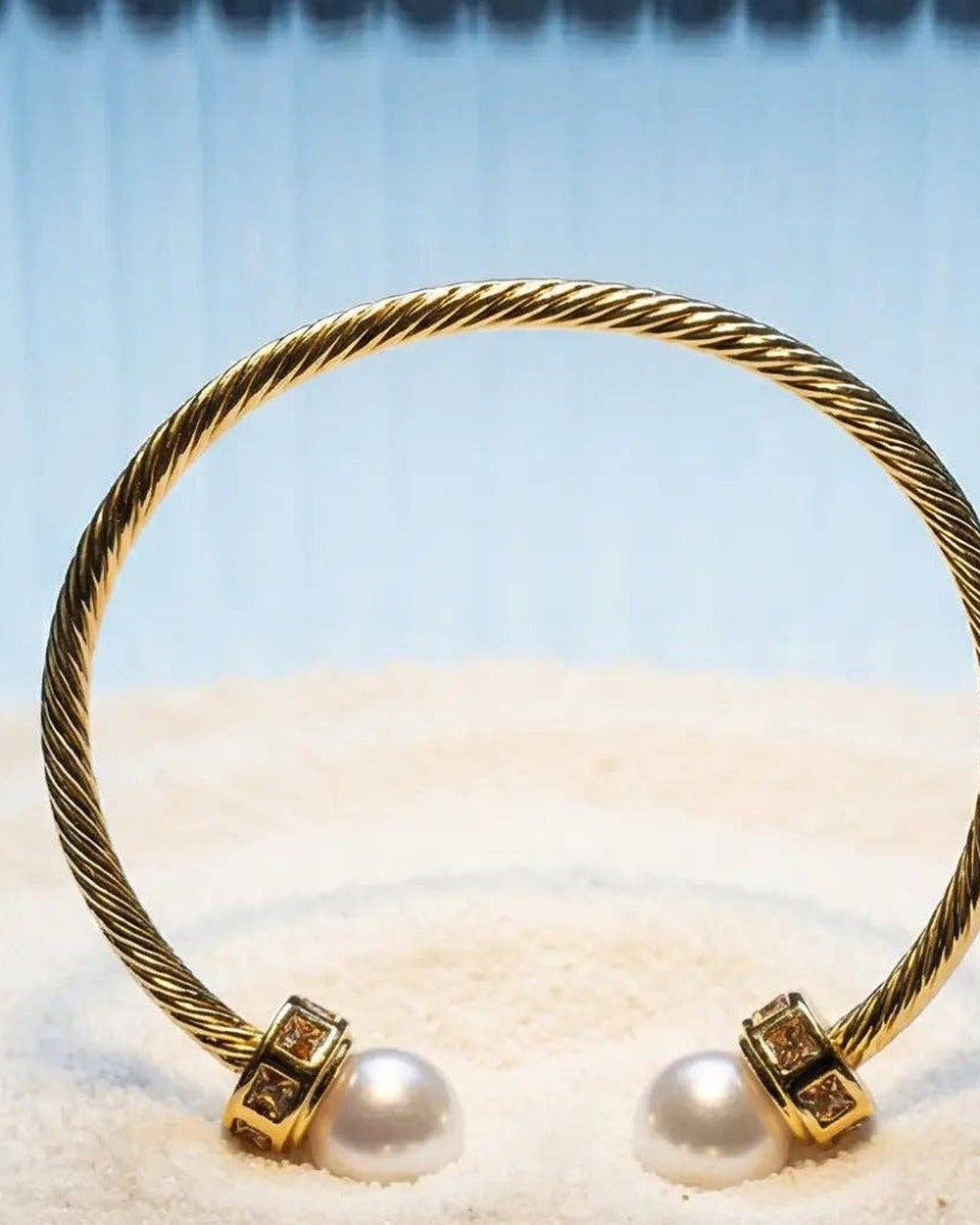 Bracelet ouvert PEARL doré et torsadé à deux perles – Mad About