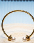 Bracelet ouvert PEARL doré et torsadé à deux perles – Mad About