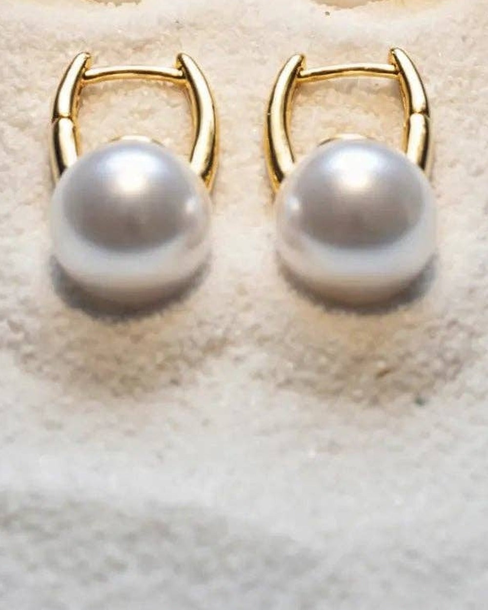 Créoles PEARL dorées à perles posées sur le sable – Mad About