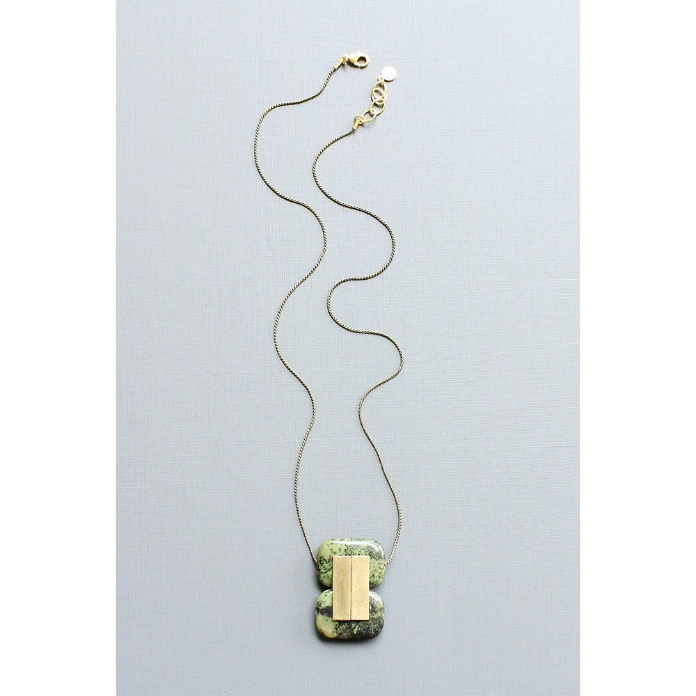 Collier VERTIGE en jaspe vert et laiton oxydé, vue d’ensemble