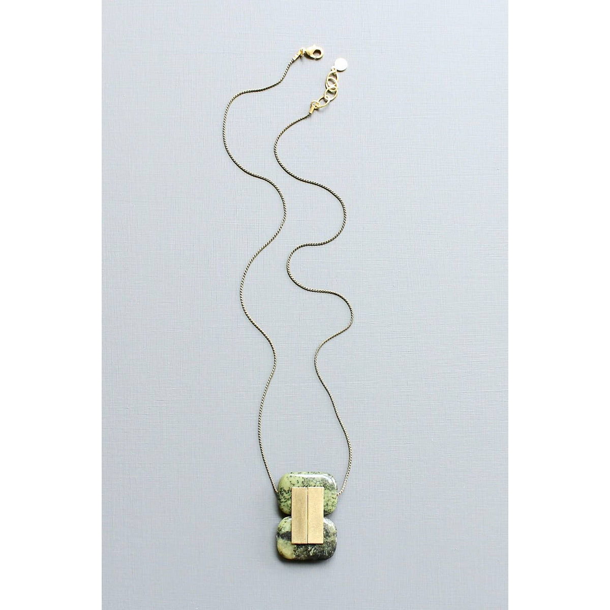 Collier VERTIGE en jaspe vert et laiton oxydé, vue d’ensemble
