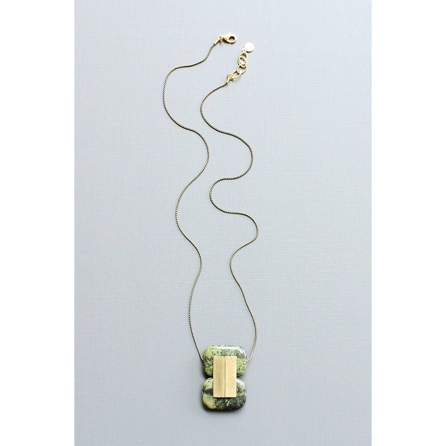 Collier VERTIGE en jaspe vert et laiton oxydé, vue d’ensemble